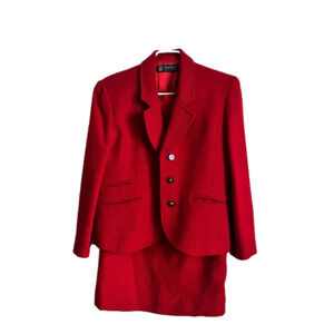 ⬇️REDUCED PRICE ⬇️ Gorgeous pure wool suit from Clan Laird. Made in Scotland!